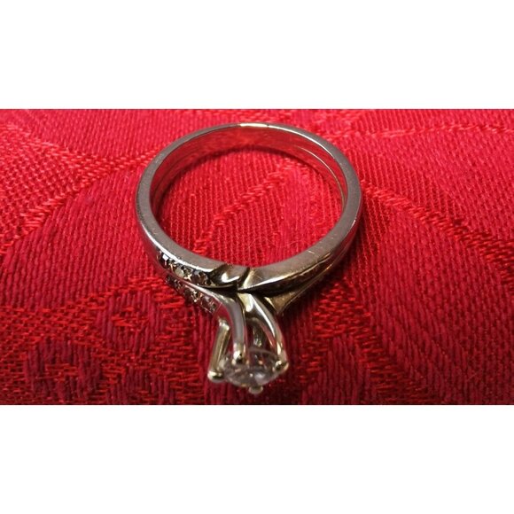 18 kt White Gold Solitaire Diamond Ring with Diamond Accents Size 5.5 - Picture 8 of 13